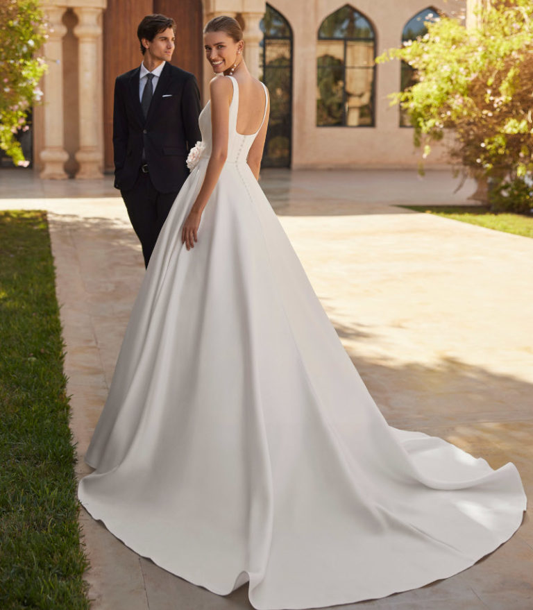 Una coppia di sposi vestiti con gli abiti per il matrimonio